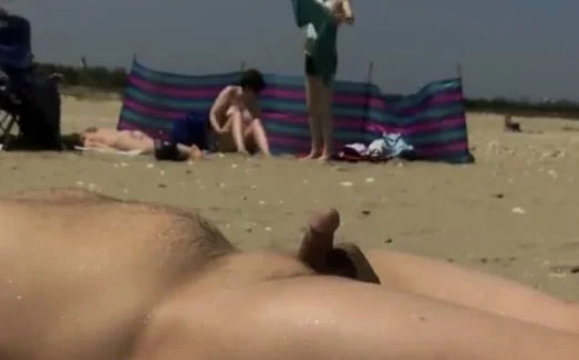 Gozando na praia sem usar as mãos 5